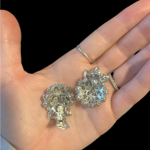 VTG ArthurPepper AuroraBorealis Rhinestone ClipOn Earrings w/Enamel White Leaves - Picture 5 of 5
